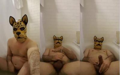 豹頭騷男自拍浴缸玩尿道 盡興噴射而出